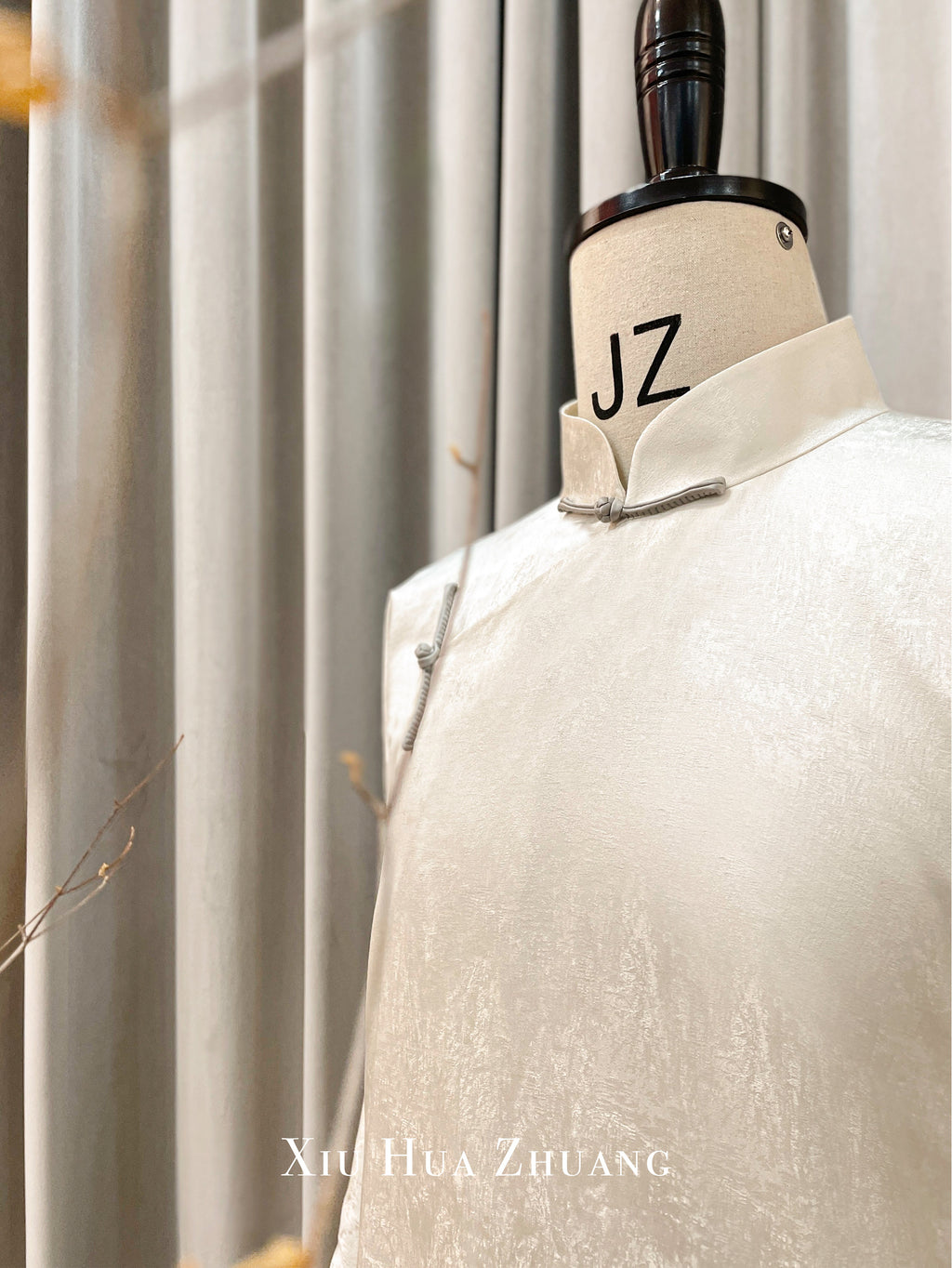 Su Brocade·Glacial White Jacquard Cheongsam 绣华莊