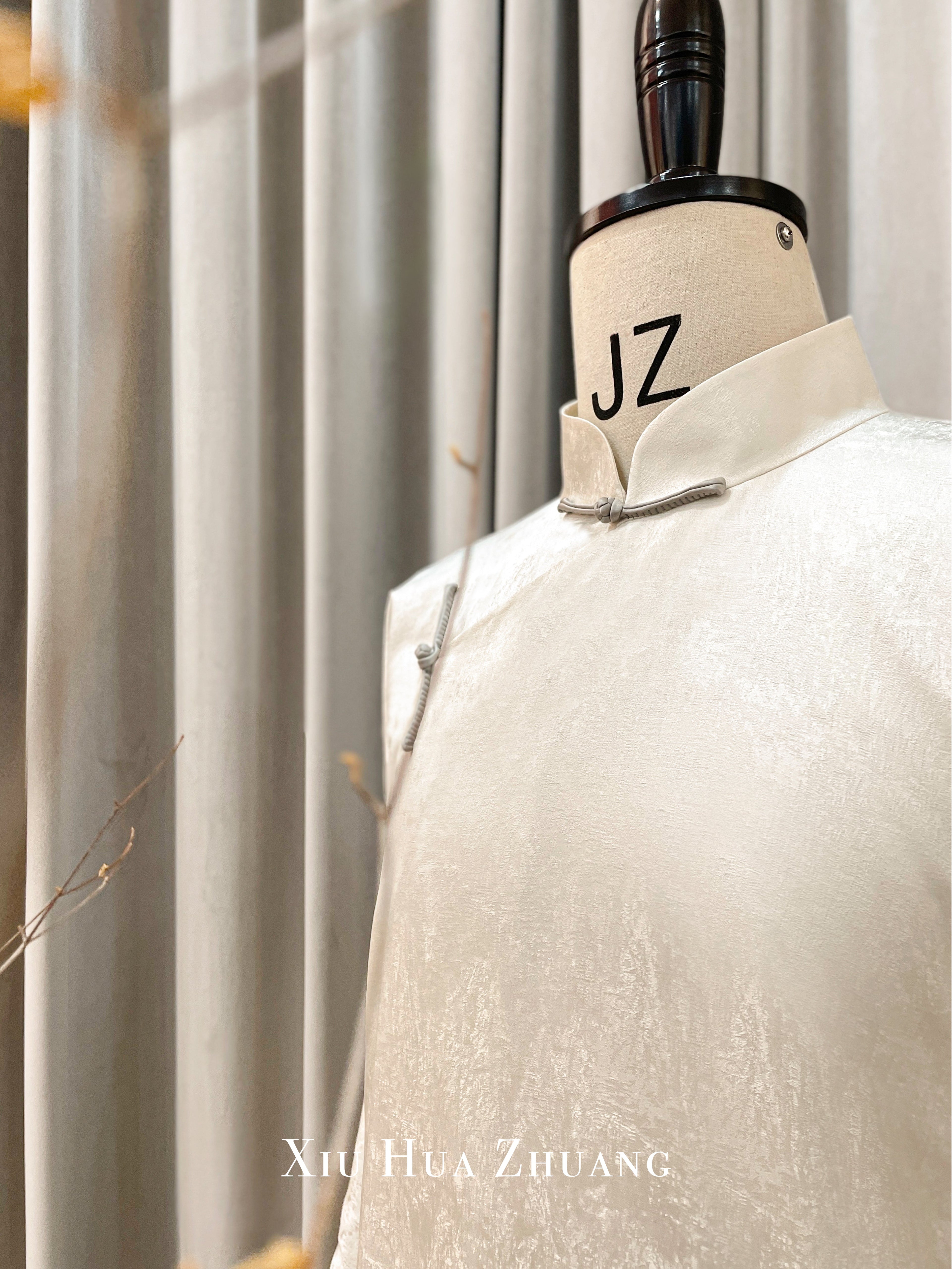 Su Brocade·Glacial White Jacquard Cheongsam 绣华莊