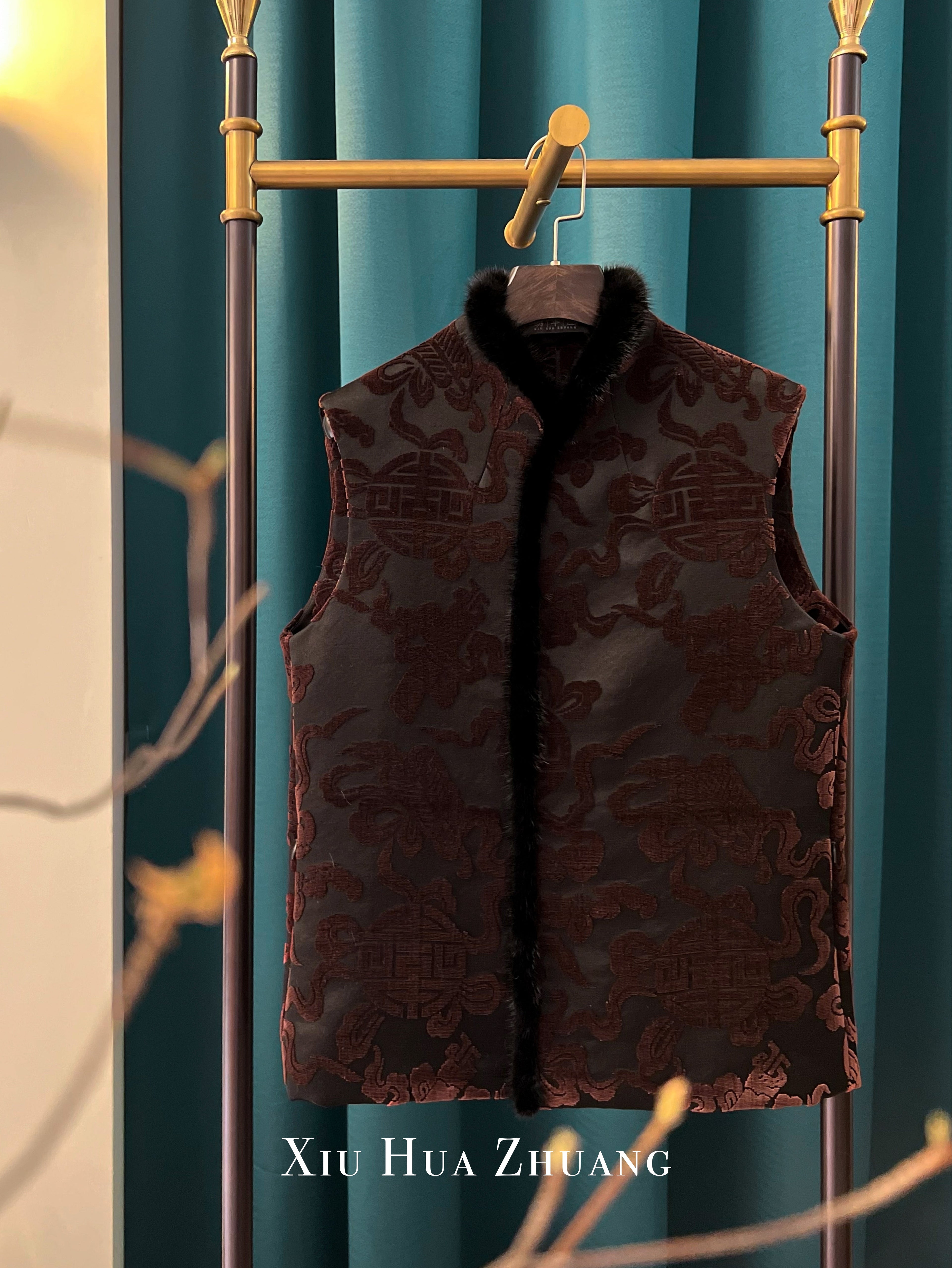 Zhang Velvet·Black Jacquard Quilted Tang Vest 绣华莊