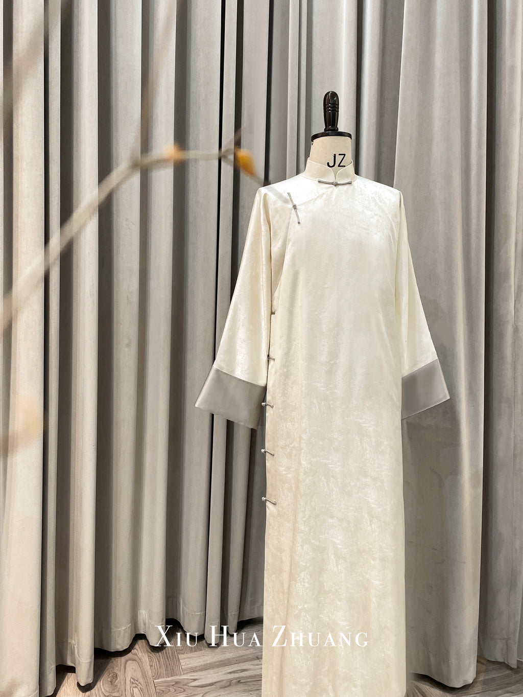 Su Brocade·Glacial White Jacquard Cheongsam 绣华莊