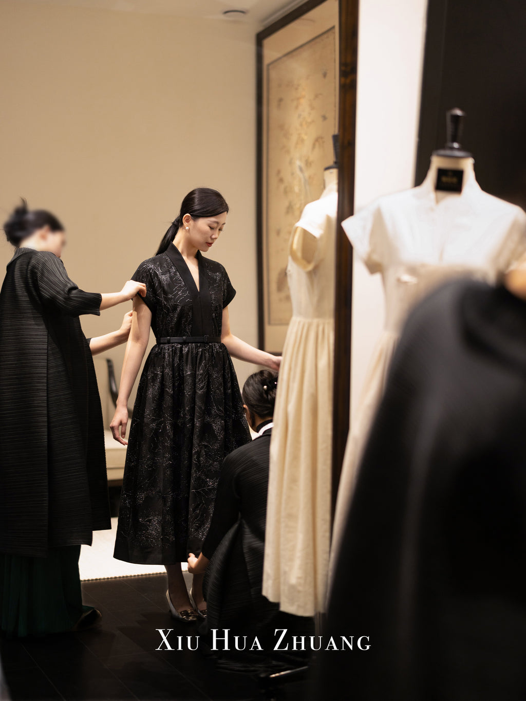 Embroidered Wool Midi Dress 绣华莊