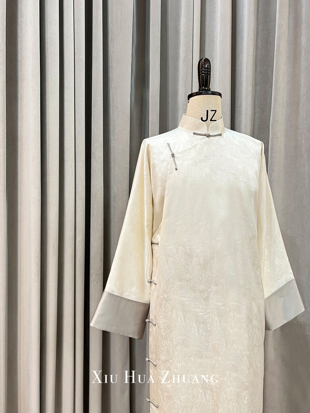 Su Brocade·Glacial White Jacquard Cheongsam 绣华莊