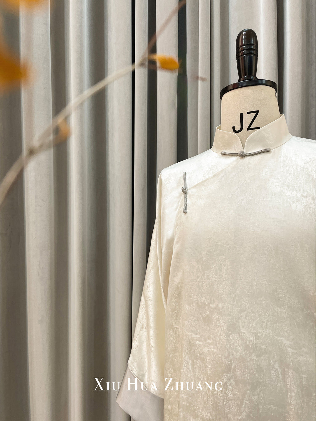 Su Brocade·Glacial White Jacquard Cheongsam 绣华莊