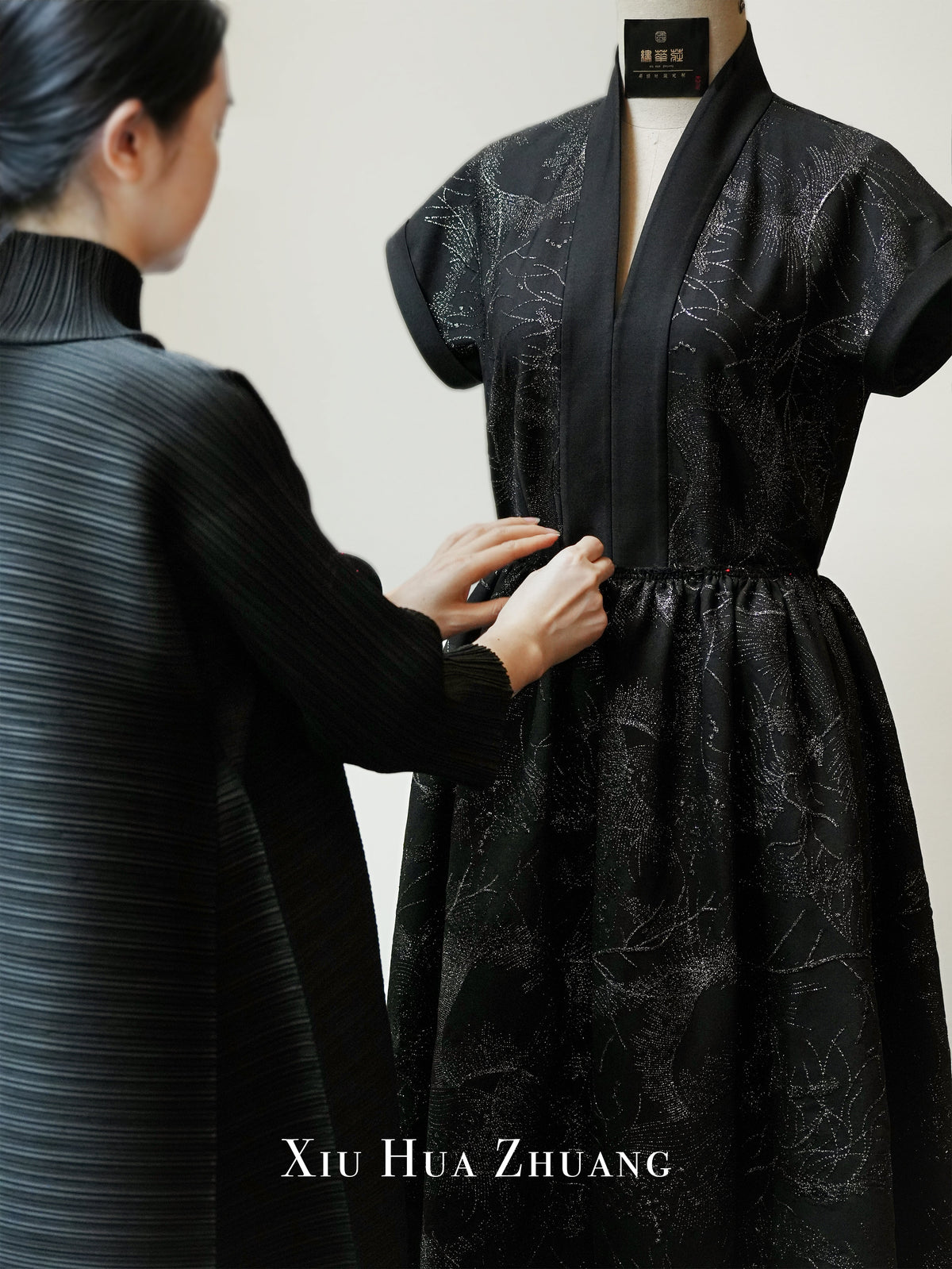 Embroidered Wool Midi Dress 绣华莊