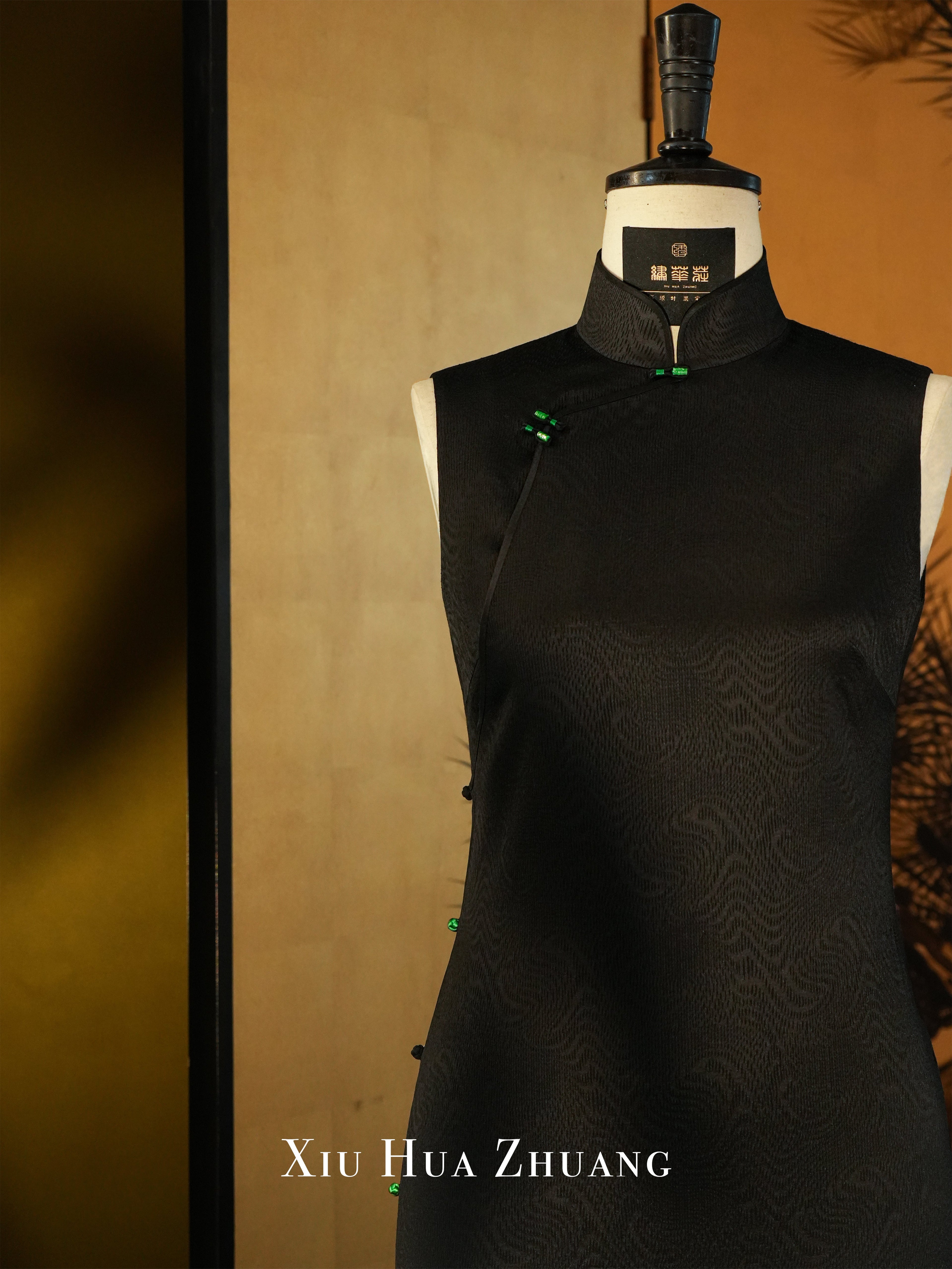 Black Jacquard Sleeveless Cheongsam 绣华莊