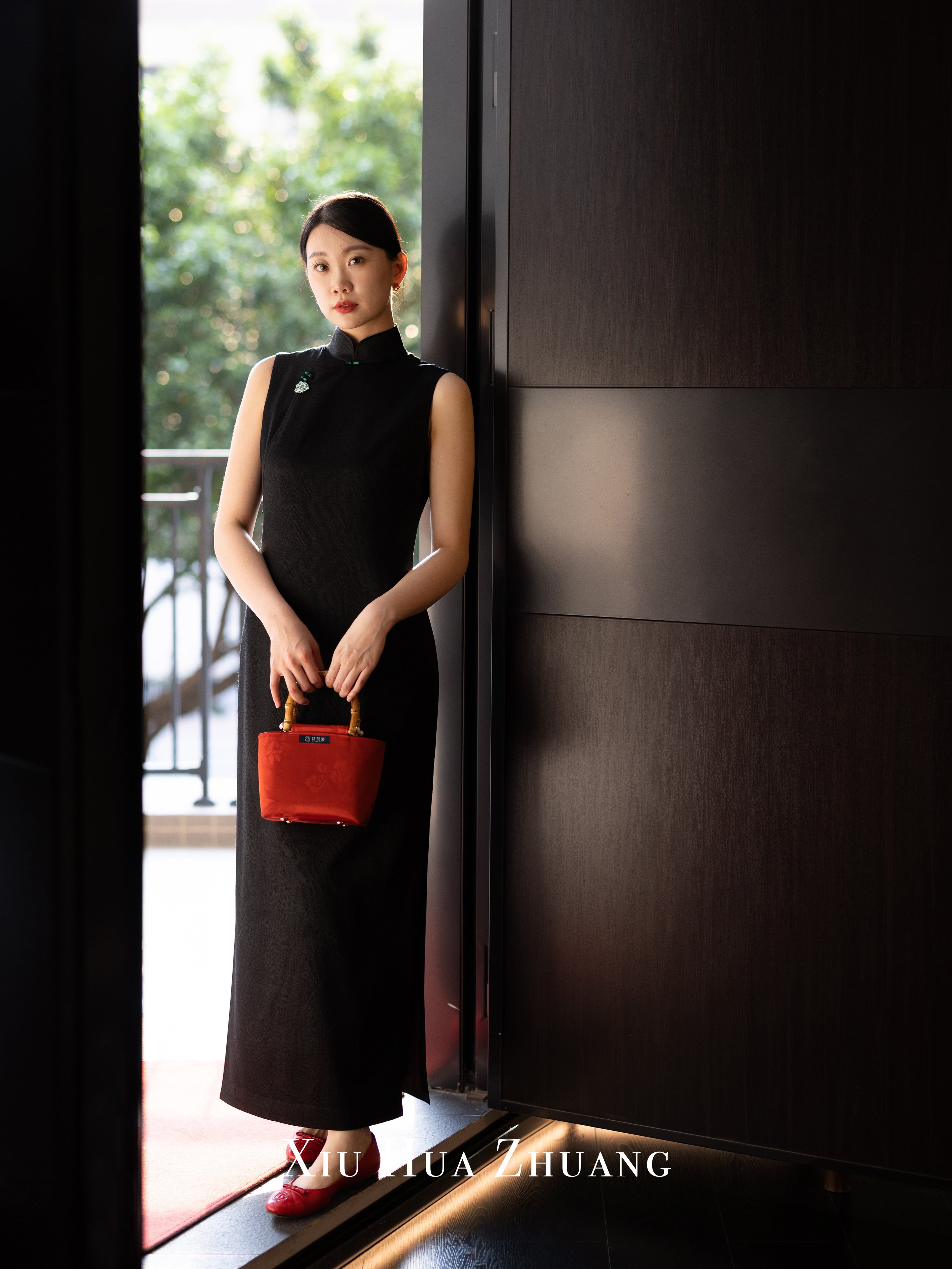 Black Jacquard Sleeveless Cheongsam 绣华莊
